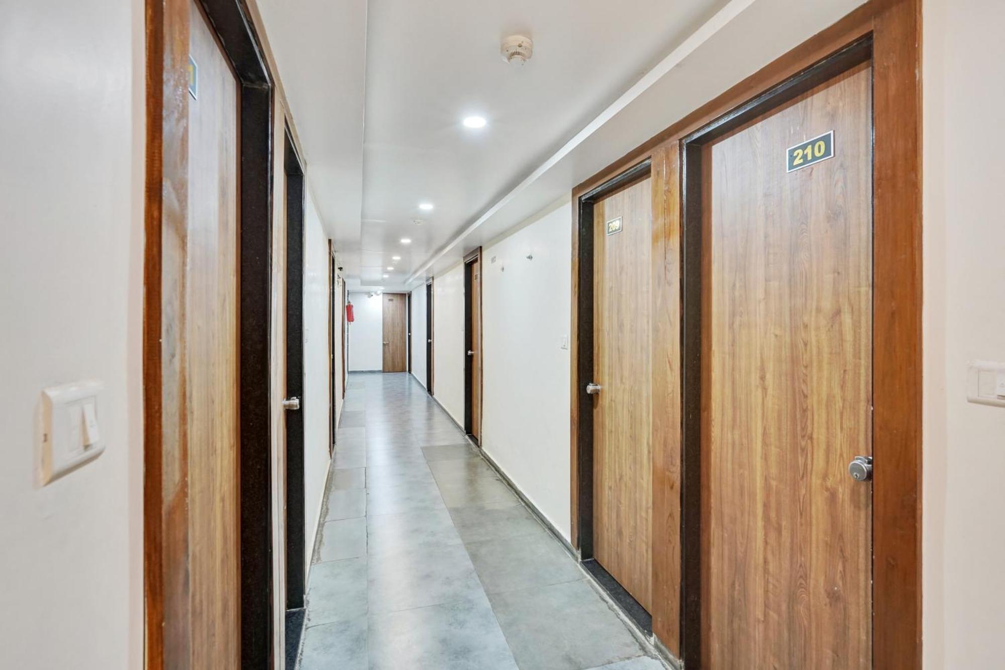 Super Collection O Kudasan Gandhinagar Formerly Hotel Royal Mansion Exterior foto